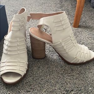 Peep toe heeled bootie